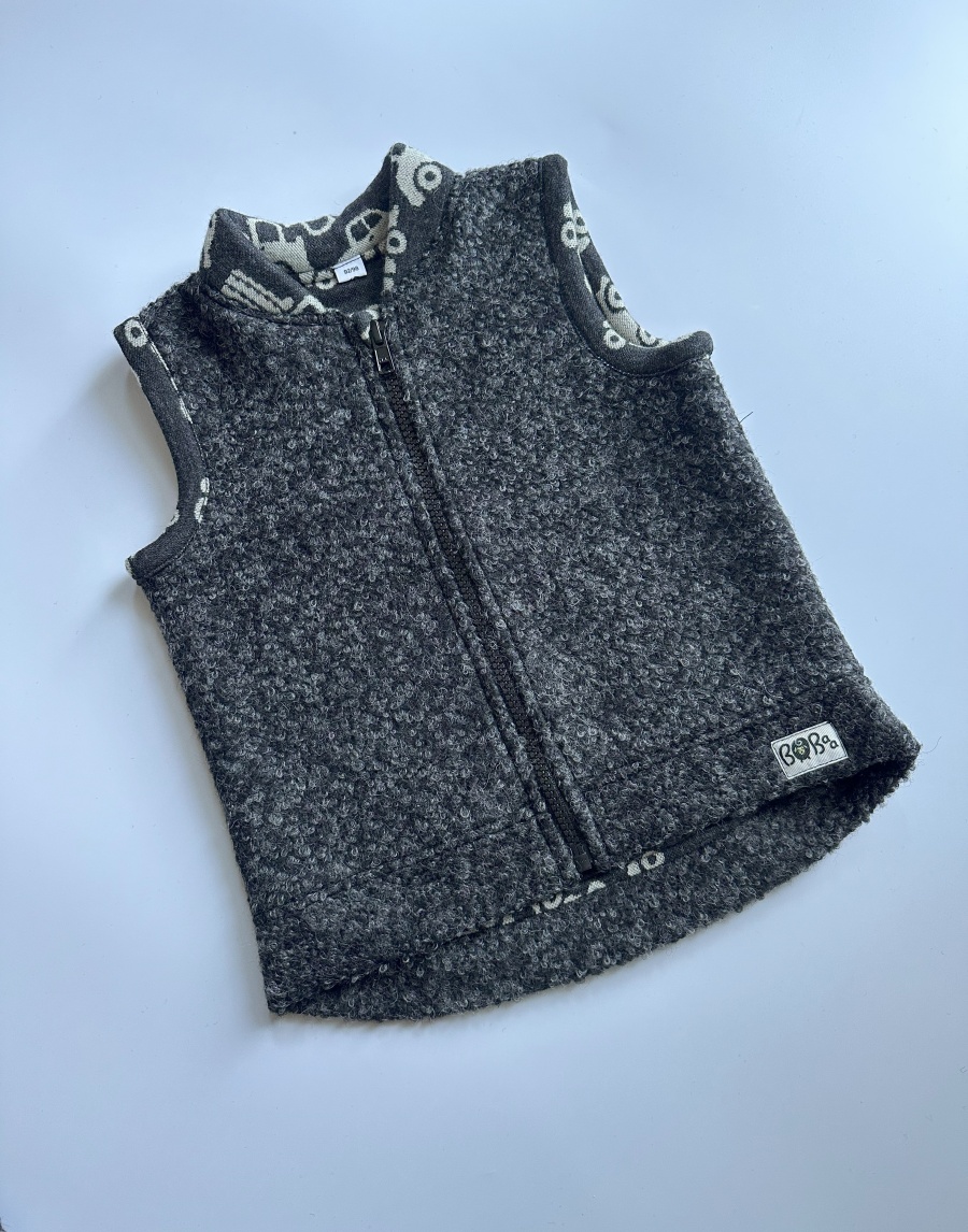 DWUWARSTWOWY CIEMNO SZARY BEZRĘKAWNIK Z SAMOCHODZIKAMI