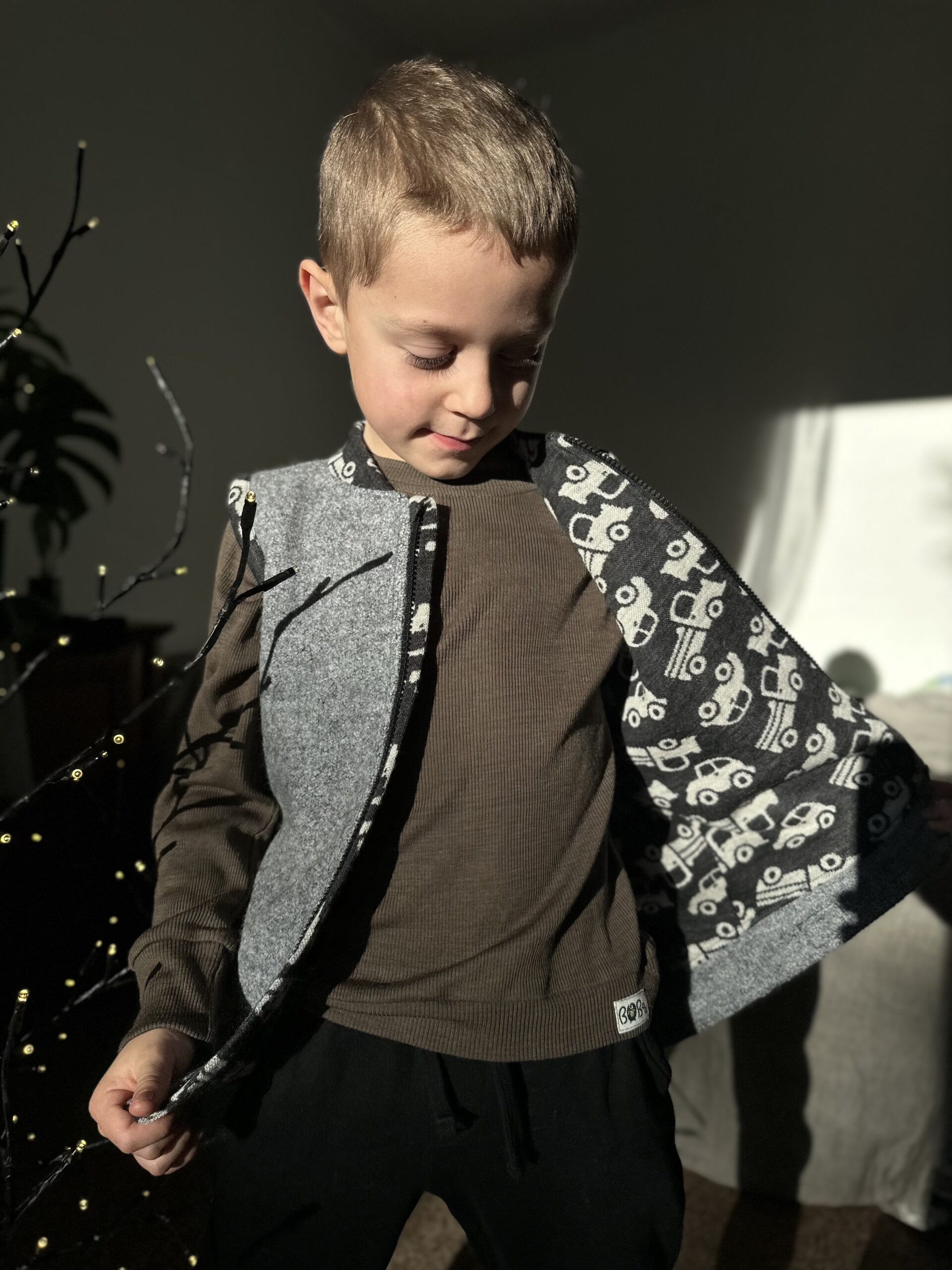 DWUWARSTWOWY BEZRĘKAWNIK Z SAMOCHODZIKAMI