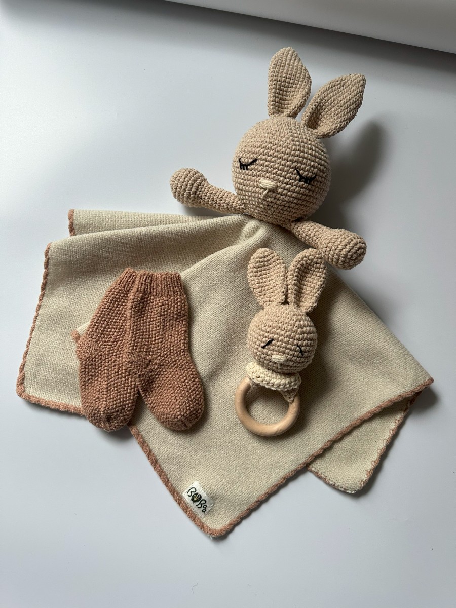 KOCYK Z MERINO + ZABAWKA I SKARPETKI ZESTAW BEŻOWY MAŁY