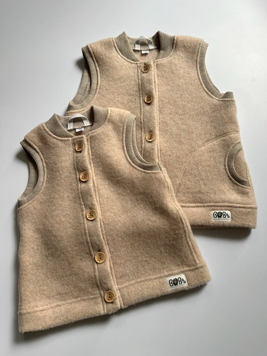 BEZRĘKAWNIK POLAR MERINO NA GUZIKI BEŻOWY