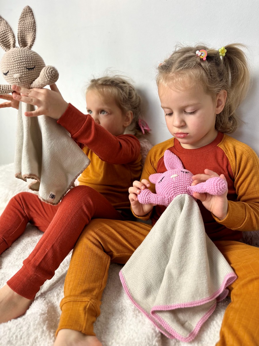 KOCYK Z MERINO + ZABAWKA I SKARPETKI ZESTAW RÓŻOWY MAŁY - obrazek 4