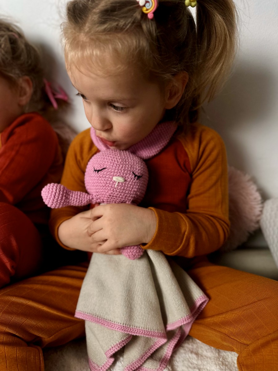 KOCYK Z MERINO + ZABAWKA I SKARPETKI ZESTAW RÓŻOWY MAŁY - obrazek 5