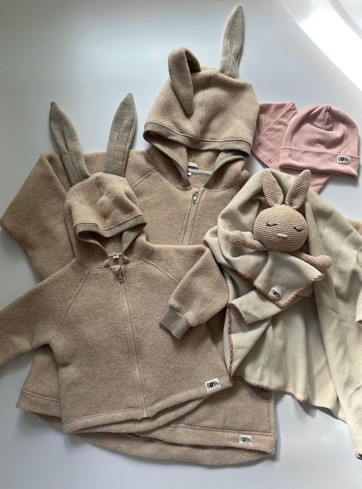 KOCYK Z MERINO + ZABAWKA I SKARPETKI ZESTAW BEŻOWY DUŻY