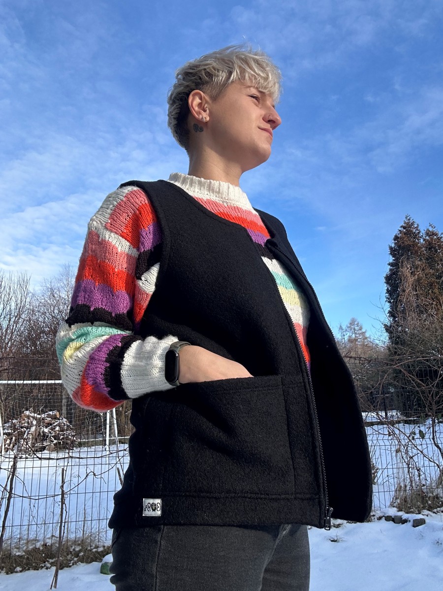 CZARNY DWUWARSTWOWY BEZRĘKAWNIK WEŁNA + MERINO - obrazek 4